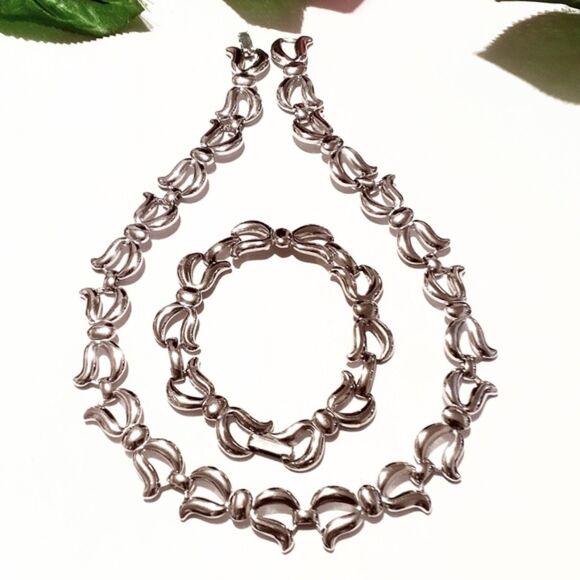 Vintage Monet Silver Tone Necklace Bracelet Set Specialty Link Demi Parure - Picture 4 of 8